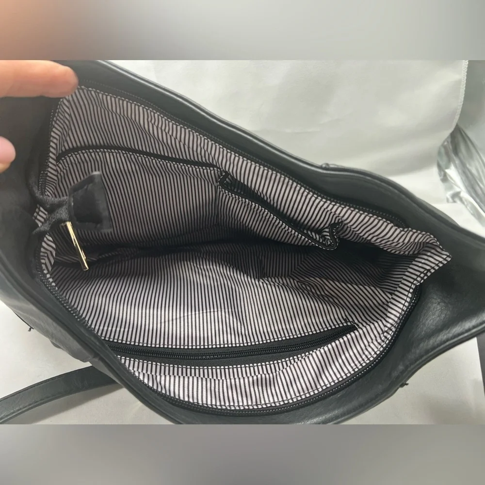 *DELUXITY LOS ANGELES* VEGAN LEATHER SOFT BLACK PURSE NWT (BP1)